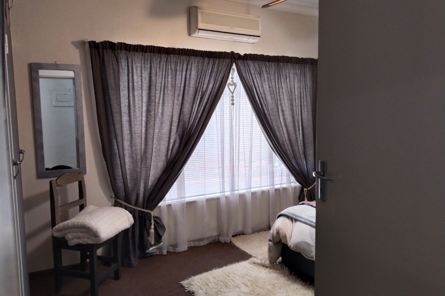 5 Bedroom Property for Sale in Meerhof North West